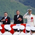 　京都府舞鶴市の海上保安学校で、卒業生らの行進を見守る石破首相（中央）＝２７日午前