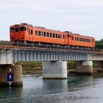 　ＪＲ山陰線人丸-滝部間を走行する普通列車＝２７日午前、山口県下関市