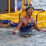 　オープンウオーター日本選手権の男子１０キロを制した南出大伸。左は２位の辻森魁人＝千葉県館山市北条海岸沖