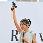 　ランニングイベントのレースでスターターを務める田中希実＝２７日、東京都内
