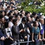 　自民党総裁選の街頭演説を聞く人たち＝２４日、東京・秋葉原