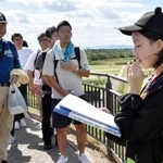 　被災者から学んできた震災時の状況や備えの大切さを語り部として解説する鈴木心彩さん（右）＝２７日午前、宮城県岩沼市
