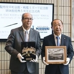 　式典で記念撮影する鹿児島県南九州市の塗木弘幸市長（右）と戦艦ミズーリ保存協会のマイク・カー会長＝２７日午前、南九州市の知覧特攻平和会館