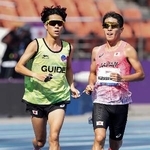　パラ陸上世界選手権の男子５０００メートル（視覚障害Ｔ１１）で力走する唐沢剣也（右）＝ニューデリー（日本パラ陸連提供・共同）
