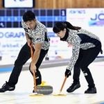 　小穴桃里、青木豪組との決勝第１戦、スイープする松村千秋（右）、谷田康真組＝稚内市みどりスポーツパーク