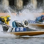 　第５日、優勝戦進出を決めた新開航（手前）＝ボートレース宮島