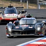 　第７戦予選で８番手につけたトヨタ８号車（手前）＝富士スピードウェイ