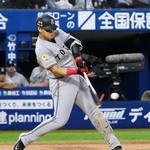 　９回巨人１死二、三塁、岡本が左前に２点打を放つ＝横浜