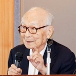 　青森県八戸市で講演する被団協の田中熙巳代表委員＝２７日午後