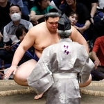 　琴桜の休場で不戦勝となり、勝ち名乗りを受ける大の里＝両国国技館