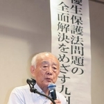 　旧優生保護法を巡る問題の全面解決を目指す集会で話す徳田靖之弁護士＝２７日午後、熊本市