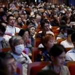 　「戦場体験放映保存の会」主催の証言者集会で、戦争体験を聞く参加者たち＝２７日午後、東京都千代田区