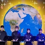 　オンラインオーケストラのリハーサルで演奏する学生ら＝２７日午後、大阪市此花区の夢洲