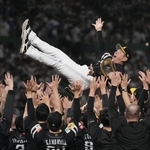 　プロ野球パ・リーグで２連覇を果たし、胴上げされるソフトバンクの小久保裕紀監督＝２７日、ベルーナドーム
