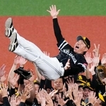 　プロ野球パ・リーグで２連覇を果たし、胴上げされるソフトバンクの小久保裕紀監督＝２７日、ベルーナドーム