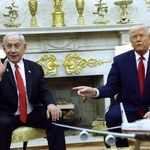 　会談するトランプ米大統領（右）とイスラエルのネタニヤフ首相＝４月７日、ワシントン（ゲッティ＝共同）