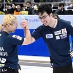 　松村千秋、谷田康真組に勝利し代表に決まり、喜ぶ小穴桃里（左）、青木豪組＝稚内市みどりスポーツパーク