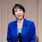 　記者団の取材に応じる高市前経済安保相＝２８日午前、東京都千代田区