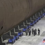 　潜水艦の船底部分を視察する北朝鮮の金正恩朝鮮労働党総書記（手前左から２人目）（朝鮮中央通信＝共同）