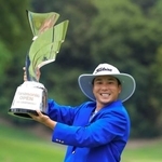 　通算２０アンダーでツアー初勝利を挙げ、トロフィーを手に笑顔の勝俣陵＝泉ケ丘ＣＣ