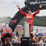 　モトＧＰクラスで総合優勝を決め、喜ぶマルク・マルケス＝モビリティリゾートもてぎ