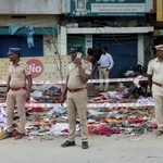 　インド南部タミルナド州カルルで起きた群衆事故の現場付近を警戒する警察官ら＝２８日（ロイター＝共同）