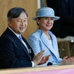 　第７９回国民スポーツ大会の総合開会式に出席された天皇、皇后両陛下＝２８日午後、滋賀県彦根市の平和堂ＨＡＴＯスタジアム