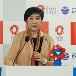 　大阪・関西万博の視察後、取材に応じる東京都の小池百合子知事＝２８日午後、大阪市此花区の夢洲