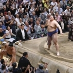 　大相撲秋場所千秋楽、優勝決定戦で豊昇龍（左）を寄り倒しで破った大の里。横綱対決を制し、５度目の優勝を果たした＝２８日、東京・両国国技館