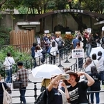 　建て替え工事前の最後のコンサートが開催される日比谷公園大音楽堂を訪れた人たち＝２８日午後、東京都千代田区