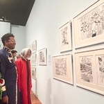 　２７日、米サンフランシスコのデ・ヤング美術館で、展示された漫画の原画を見る来場者（共同）