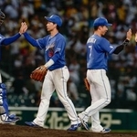 　阪神に勝利し、タッチを交わす中日ナイン＝甲子園