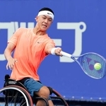 　車いすの部シングルス準決勝　プレーする小田凱人＝有明テニスの森公園