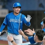 　８回、勝ち越し犠飛を放ちナインに迎えられる日本ハム・山県＝ＺＯＺＯマリン