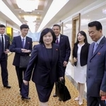 　訪中のため平壌国際空港を訪れた北朝鮮の崔善姫外相（中央）＝２７日（朝鮮中央通信＝共同）