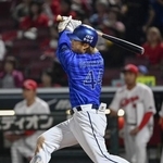 　８回ＤｅＮＡ１死二、三塁、石上が右前に勝ち越しの２点打を放つ＝マツダ