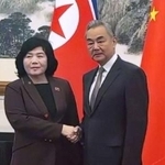 　握手する北朝鮮の崔善姫外相（左）と中国の王毅外相＝２８日、北京（国営中国国際テレビの「微博（ウェイボ）」公式アカウントから、共同）