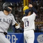 　８回、巨人・中山（手前）に同点打を許したヤクルト・清水＝神宮