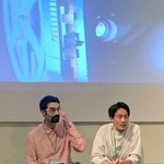 　映画「凪が灯るころ～奥能登、珠洲の記憶～」の上映会に参加する監督の有馬尚史さん（右）＝２８日、ギリシャ・サモス島（共同）