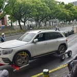 　冠水した地下駐車場から、レッカー車で運び出された浸水被害に遭った車両＝２９日午前、三重県四日市市