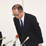 　定例記者会見で陳謝する佐賀県警の福田英之本部長＝２９日午前、佐賀県警本部