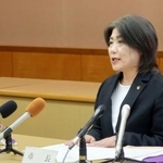 　定例記者会見する静岡県伊東市の田久保真紀市長＝２９日午前、伊東市役所
