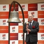 　東証プライムに上場し、記念撮影するソニーＦＧの遠藤俊英社長＝２９日午前、東京都中央区