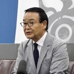 　判決後に記者会見する群馬県草津町の黒岩信忠町長＝２９日午前、群馬県庁