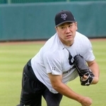 　キャッチボールをする巨人・田中将大＝ジャイアンツ球場