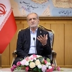 　イランの首都テヘランで記者会見するペゼシュキアン大統領＝２７日（イラン大統領府提供、ゲッティ＝共同）
