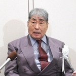 　「大山のぶ代さんを偲ぶ会」に参列し、取材に応じるタレントの毒蝮三太夫さん＝２９日午後、東京都港区