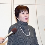 　「大山のぶ代さんを偲ぶ会」に参列し、取材に応じる俳優の十朱幸代さん＝２９日午後、東京都港区