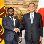 　会談前に、スリランカのディサナヤカ大統領（左）と握手する石破首相＝２９日午前、首相官邸