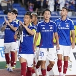 　サポーターの声援に応えるサッカーＪ１、横浜Ｆ・マリノスの選手＝２０日、横浜市の日産スタジアム